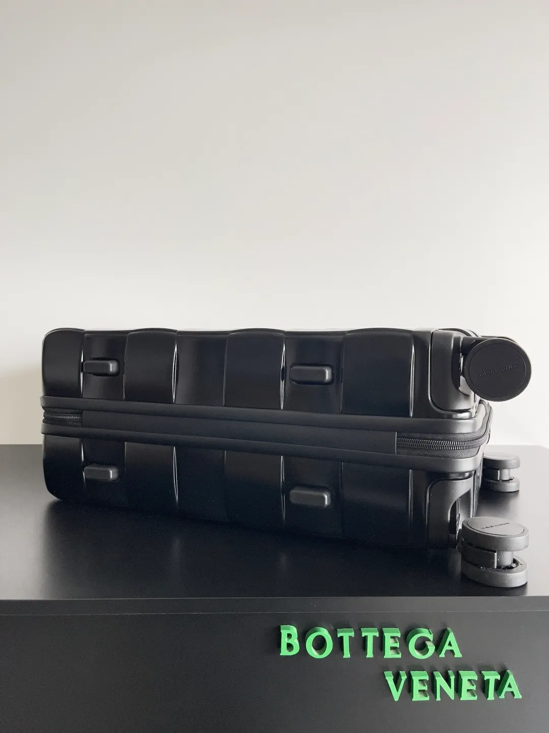 Batch 2320 BOTTEGA VENETA 2025 new Odyssey suitcase. The design of this suitcase is really amazing! ! ! ! Designed using BV’s iconic weaving process, the leather handle is made of calfskin ~ four silent caster wheels ~ and comes with a detachable leather luggage tag. Good looks and pragmatism at the same time🖤 Dear friends, do you often worry about not having the right equipment when you travel frequently? BV’s new woven plaid carry-on suitcase is tailor-made for our business trip party😎. This woven plaid design is so unique that you can distinguish it from others at the airport at a glance, so you no longer have to worry about picking up the wrong one. And the size is just right, so you can easily take it on the plane and avoid the trouble of waiting for check-in. Style number: 822479 Size: 55*35*21cm